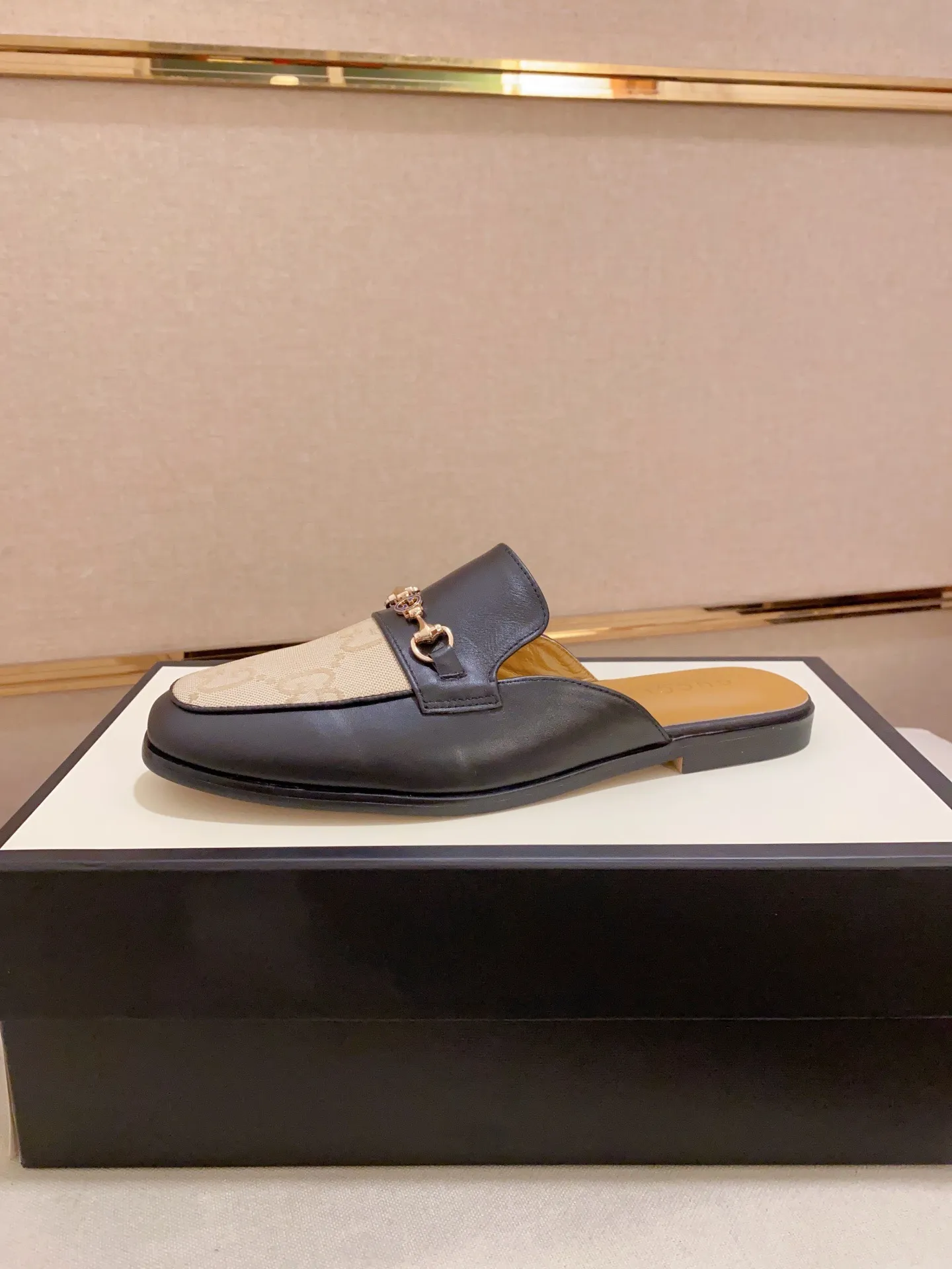 Men's shoes 💰: 380💰 (Gucci). The latest trendy shoes, casual Baotou mops, popular in physical stores, sizes 38-44. New and comfortable, imported custom-made original cowhide, with unique sequin element design. With sheepskin lining, original bottom, high-end packaging and high quality💪Details determine the quality, you can enter and leave the counter at will, welcome to compare!